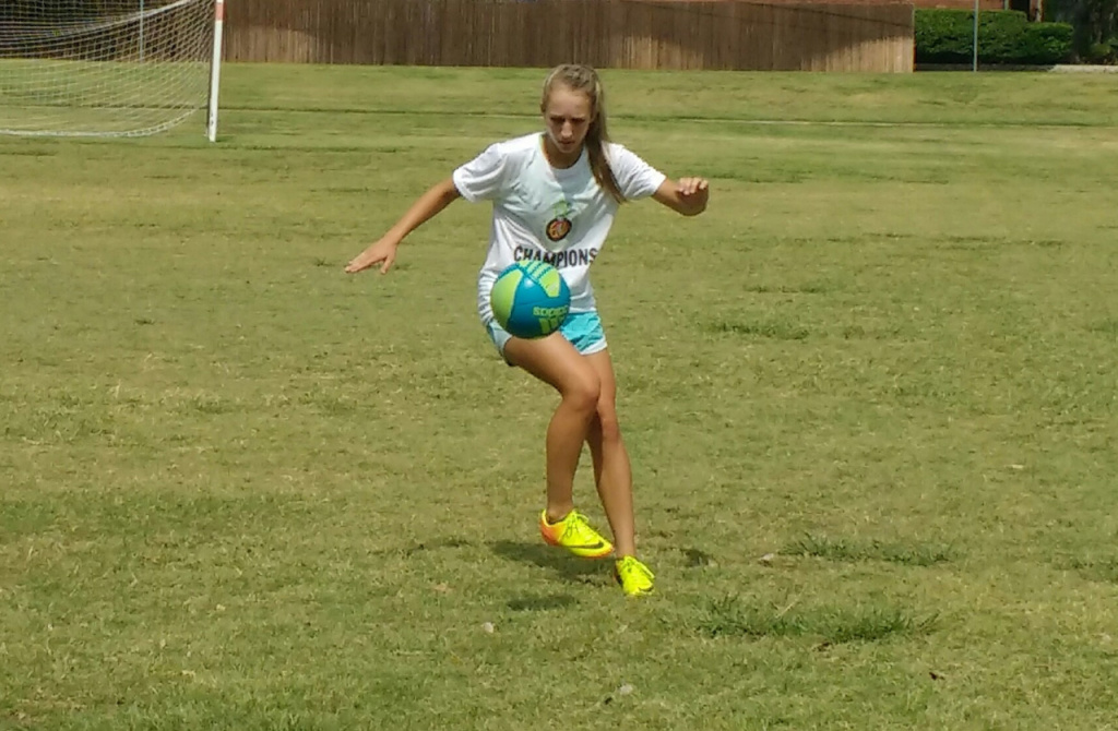 learn how to turn well using your 1st touch under pressure settle the ball