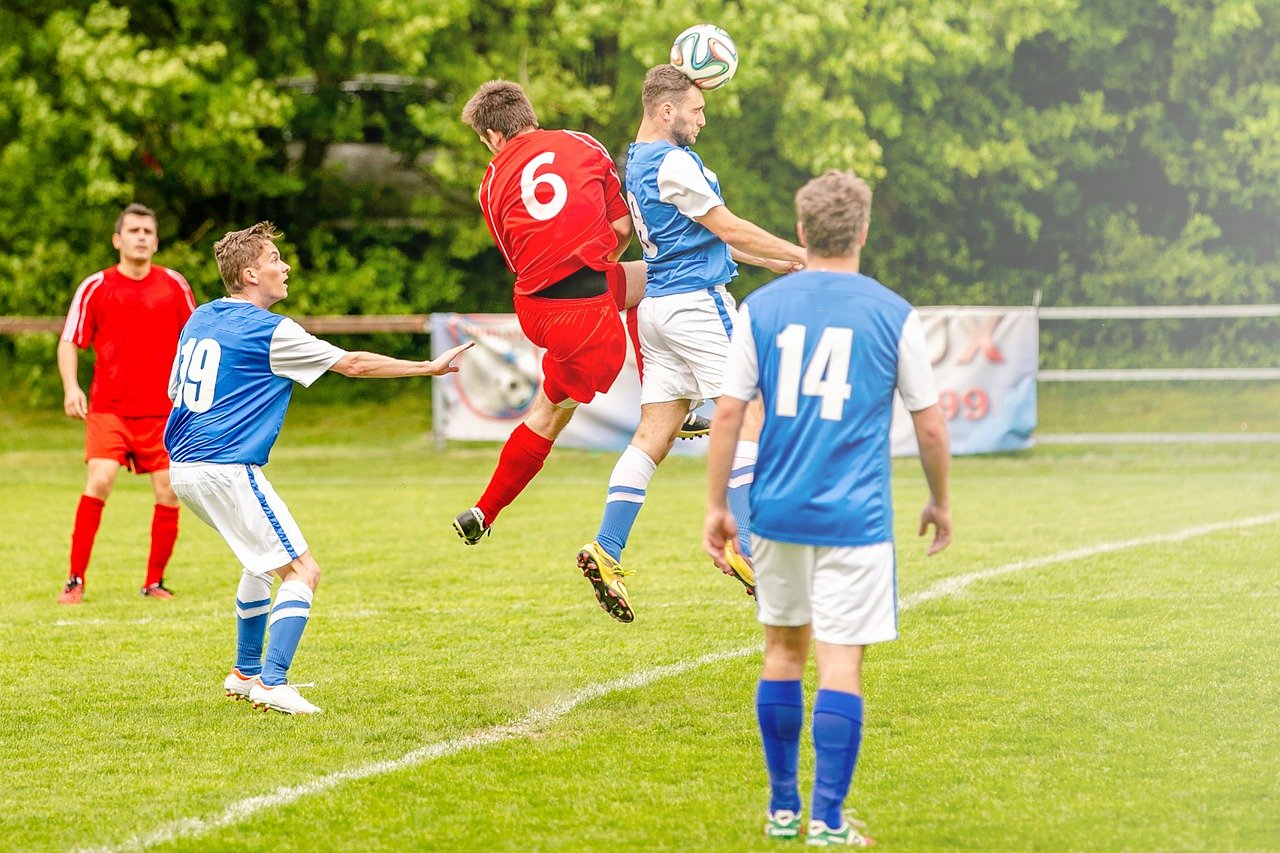 Does headgear protect you? Find out + 20 tips for heading the soccer ball